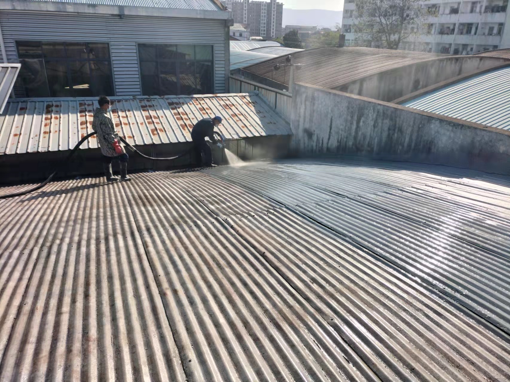 彩鋼瓦房的聚氨酯保溫噴涂設(shè)備性?xún)r(jià)比優(yōu)選，京華邦威源頭廠(chǎng)家直銷(xiāo)！